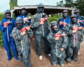  64 岁儿童的彩弹射击